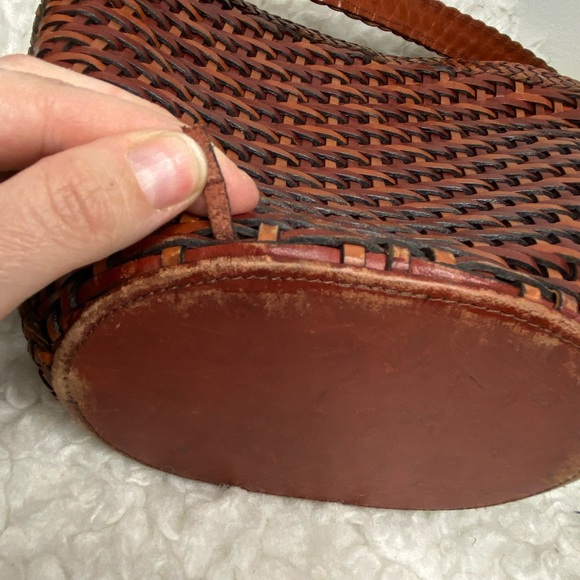 Vintage leather basket weave  crossbody bucket bag - Picture 3 of 9